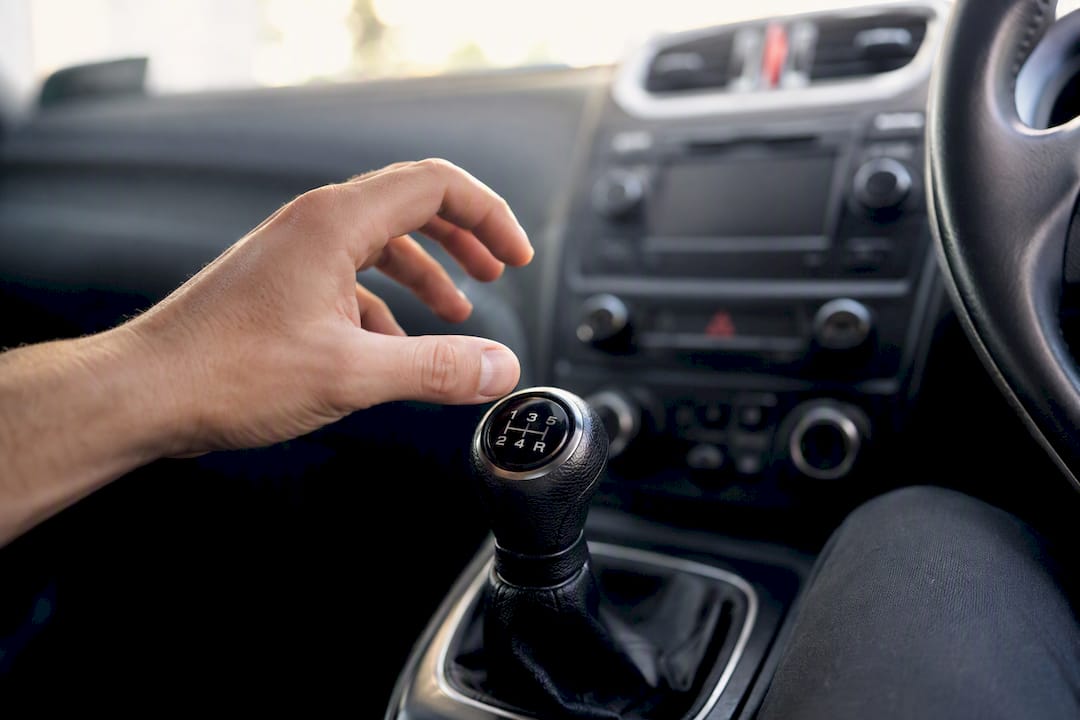 Hand shifting manual gear lever